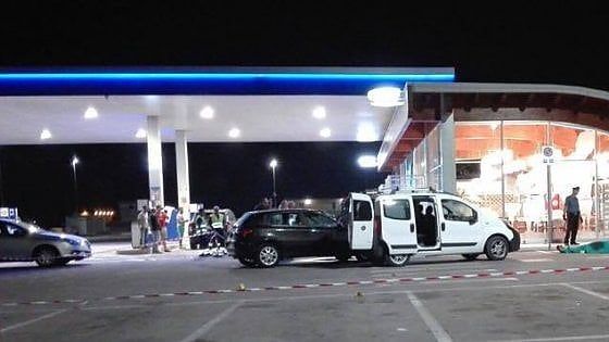 Foggia, 50enne ucciso a fucilate in un'area di servizio: stava rientrando in carcere