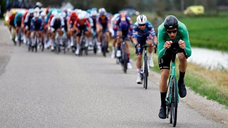 Van Schip squalificato e buttato giù di bici dalla Gendarmerie. Il team: “Mobbizzato dall’Uci”
