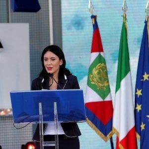 Vandali a scuola nel Casertano, Azzolina chiama la preside e invia i fondi