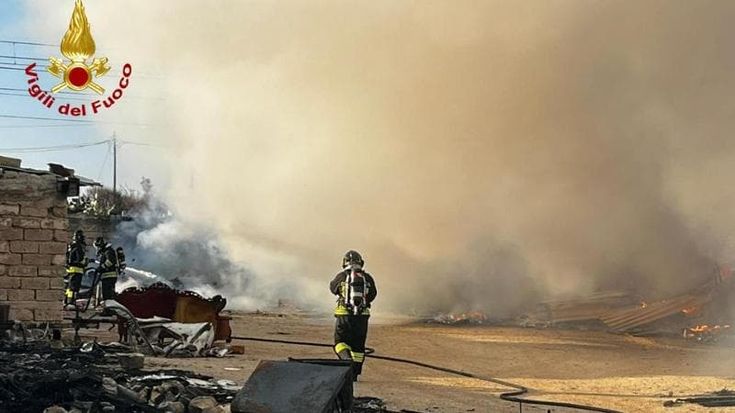 Rifiuti in fiamme in un’area abbandonata sulla litoranea a San Giorgio. Accanto al rogo bombole gpl