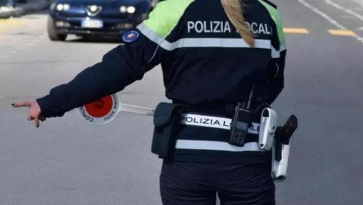 Vigilesse licenziate per aver chiesto aiuto a clan e poi reintegrate: risarcite con 113mila euro