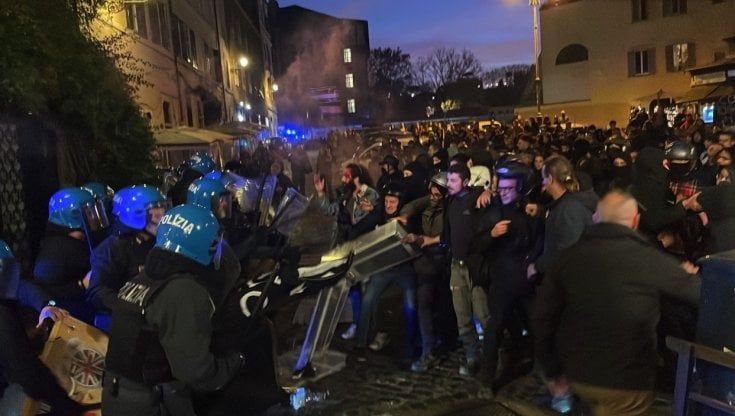 Roma, manifestazione per Alfredo Cospito: anarchici tentano corteo verso il ministero della Giustizia. Bloccati dalla polizia