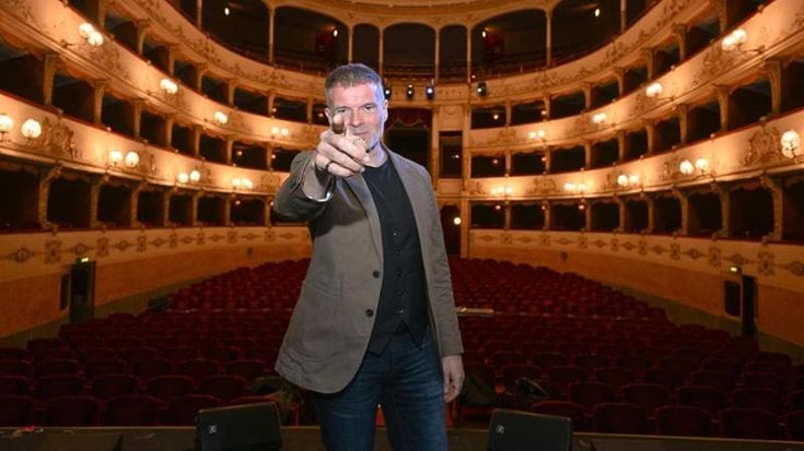 Massini: “In teatro con Donald, dio dei grattacieli. Fo mi ha insegnato che il potere si sbeffeggia”