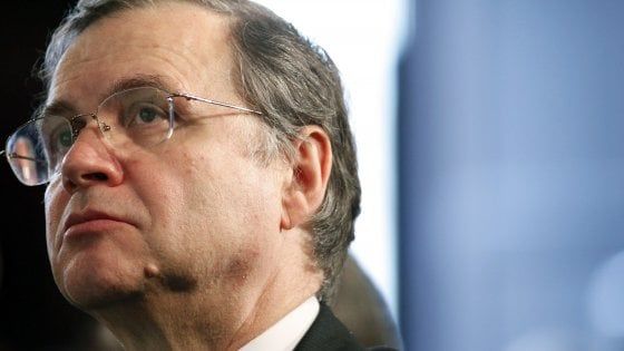 L'Italia rallenta, Visco punta il dito contro il governo per l'incertezza sui conti. "Investimenti pubblici per la crescita"