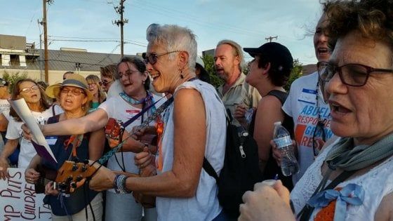 Usa, la missione delle “nonne” in viaggio verso il Messico per i bimbi migranti