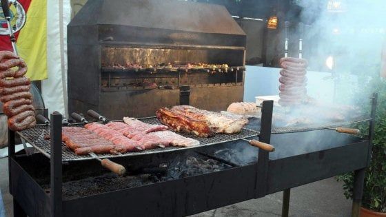 Coronavirus, grigliata in strada attorno a un tavolo di 10 metri