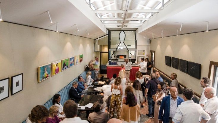 Piazza dei Martiri, la nuova Galleria Navarra un salotto-giardino per drink, pizza e arte