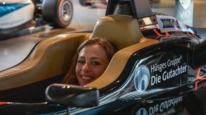  Sophia Floersch in visita alla Dallara dopo la grande paura - Foto