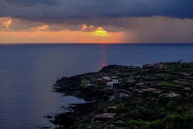 Dal tramonto all'alba: l'incanto dei giochi di luce su Pantelleria