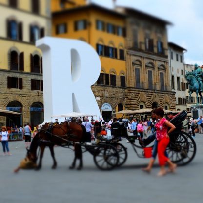 I turisti e la R in piazza