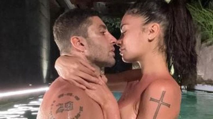 Elodie "in love", l'abbraccio in piscina con Andrea Iannone è subito virale