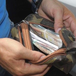 Padre e figlio usurai, "lavoravano" davanti al Casin&ograve;