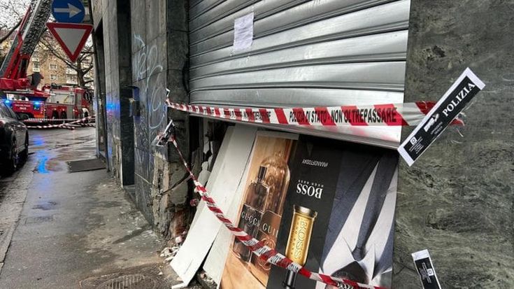 Scoppia una bomba davanti a un negozio a San Donato