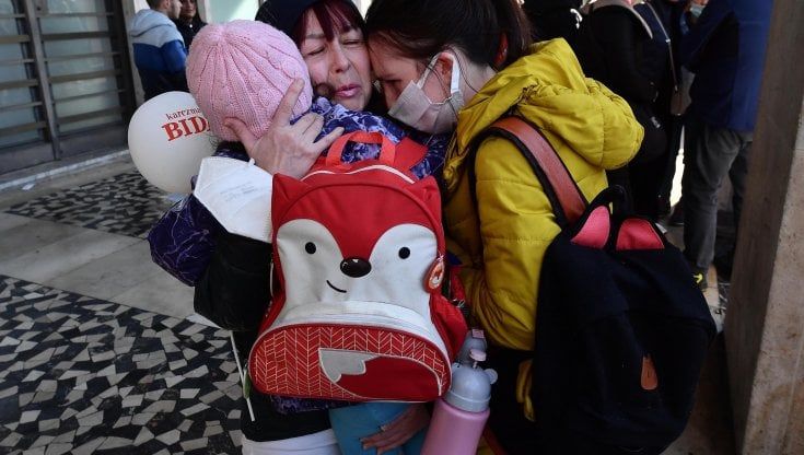 Profughi ucraini, un milione e mezzo di bambini in viaggio. Allarme tratta: il Viminale ordina un censimento dei minori arrivati in Italia 