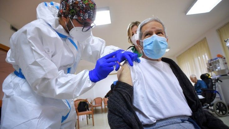 Vaccini over 80 nel Lazio. Prenotazioni in tilt, la rivolta degli utenti: "Siete ridicoli". Ma la Regione insiste: "Funzionano"