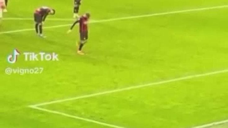 Pavlovic prende a calci il dischetto prima del rigore sbagliato da Stanciu in Milan-Genoa