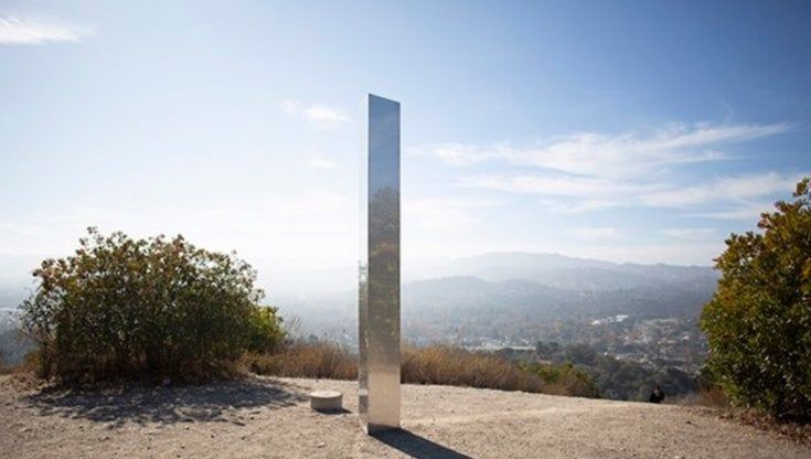 Continua il mistero del monolite: appare in California, ma scompare in Romania