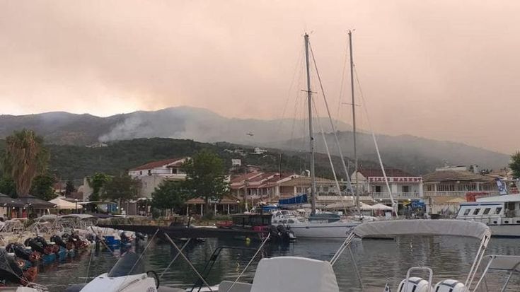 Grecia, lotta contro il tempo per salvare le località turistiche: evacuati nove resort