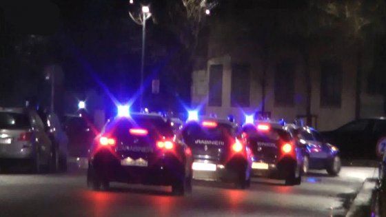 Milano, si finge camorrista per estorcere denaro al chirurgo estetico che ha operato la moglie: arrestato 