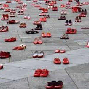 Torino, contro la violenza sulle donne acqua arancione in una fontana del centro