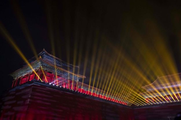 Cina, apre di notte la Città Proibita: tra lanterne rosse e fasci di luce puntati al cielo