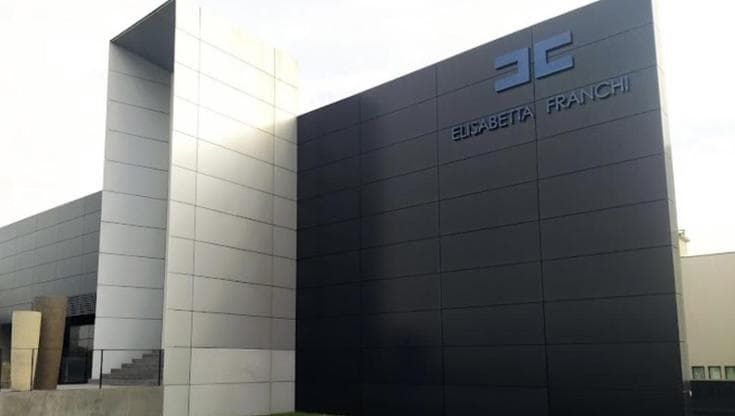 Spa di Elisabetta Franchi, licenziato magazziniere: “molestie sul lavoro”. La difesa: “Ritorsione”