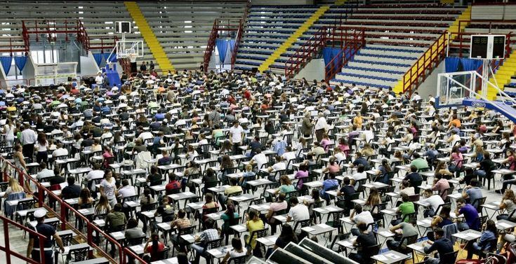 Fuorigrotta, ci sono i test di Medicina<br />e il traffico va in tilt