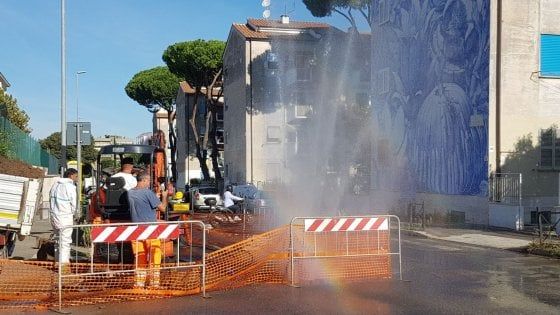 Roma, salta tubatura, 'geyser' per le strade di San Basilio
