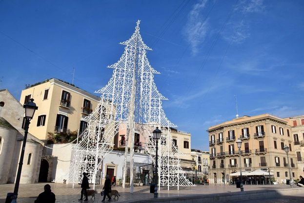 Natale a Bari, in piazza Ferrarese l'albero di luminarie