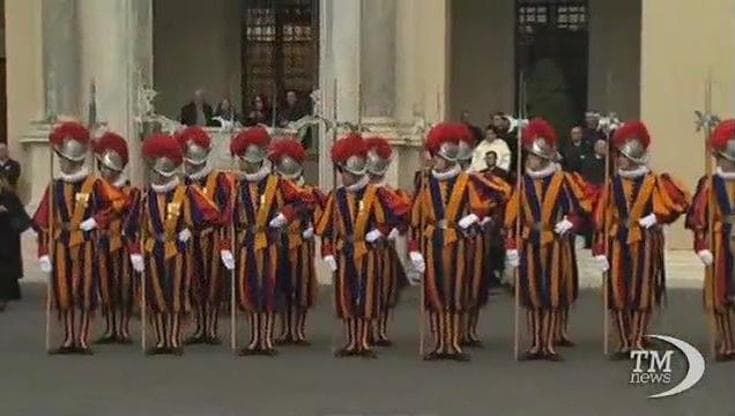 Ratzinger lascia il Vaticano, campane e picchetto d'onore