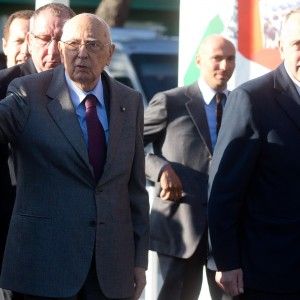 Calcio, Napolitano: "Non si tratta coi facinorosi". Renzi: "Le societ&agrave; paghino per l'ordine pubblico"
