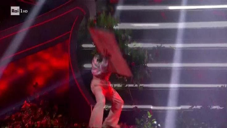Sanremo, Blanco si infuria e sfascia il palco prendendo a calci i fiori. Fischiato dal pubblico