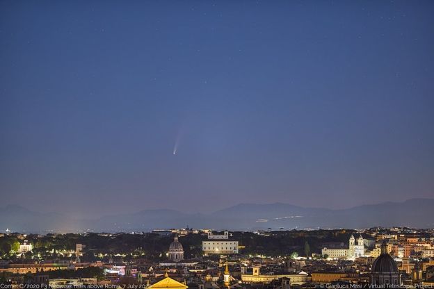 La cometa Neowise all'alba sull'orizzonte di Roma