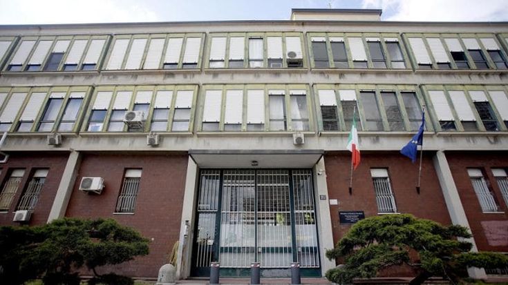 Tentano di scavalcare il muro di cinta per entrare nel carcere Beccaria: “Vogliamo vedere due amici”