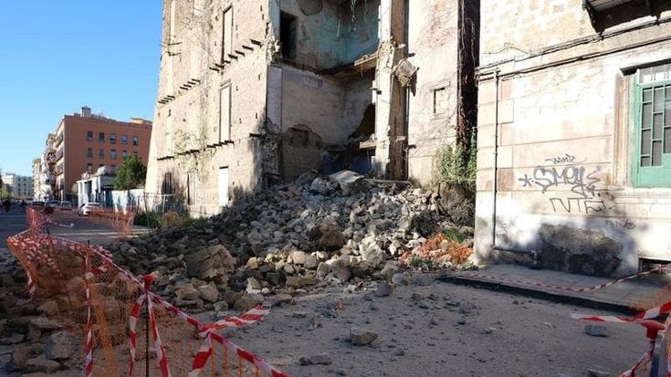 Via Bagnoli, crolla palazzina abbandonata: sgomberate quattro famiglie