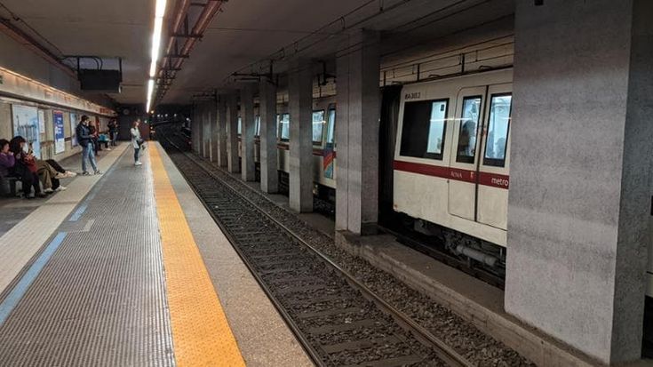 Lepanto, uomo scivola sui binari della metro: la macchinista frena in extremis ed evita la tragedia