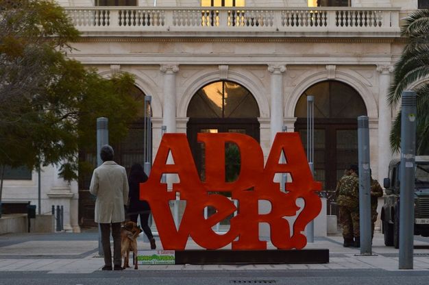 Il dialetto invade Bari, a caratteri cubitali