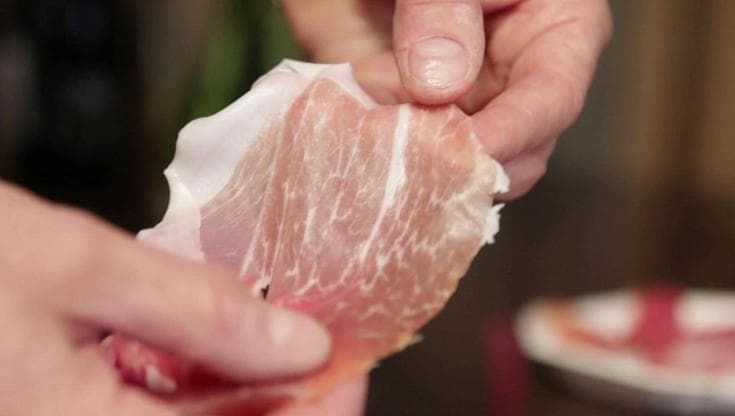 San Daniele, come si riconosce un buon prosciutto: la degustazione