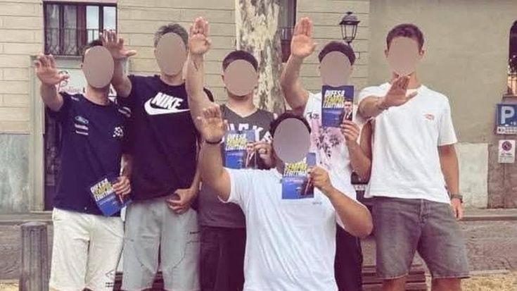 Biella, saluto romano dei giovani di Fn. Pozzolo: “Non lo condanno, non sono antifascista”