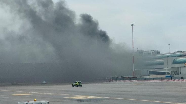 Rogo su tetto scalo Fiumicino: evacuazione e fiamme spente