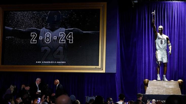 Kobe Bryant, i Lakers inaugurano una statua in onore della loro leggenda