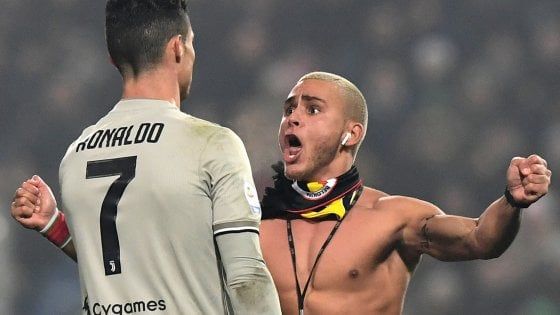 Sassuolo-Juve, irrompe in campo per abbracciare Cristiano Ronaldo: denuncia e Daspo
