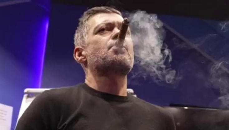 Conceiçao balla e fuma il sigaro dopo la vittoria del Milan in Supercoppa