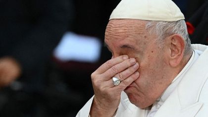 Papa Francesco si commuove parlando della guerra in Ucraina: 
