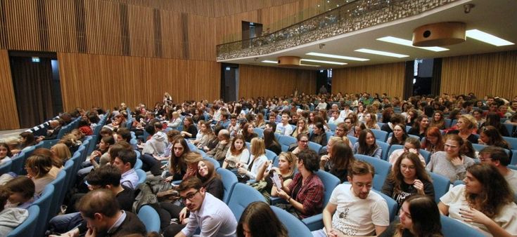 Il divario di genere comincia dai banchi di scuola: "Ragazze, fatevi largo nelle materie scientifiche"