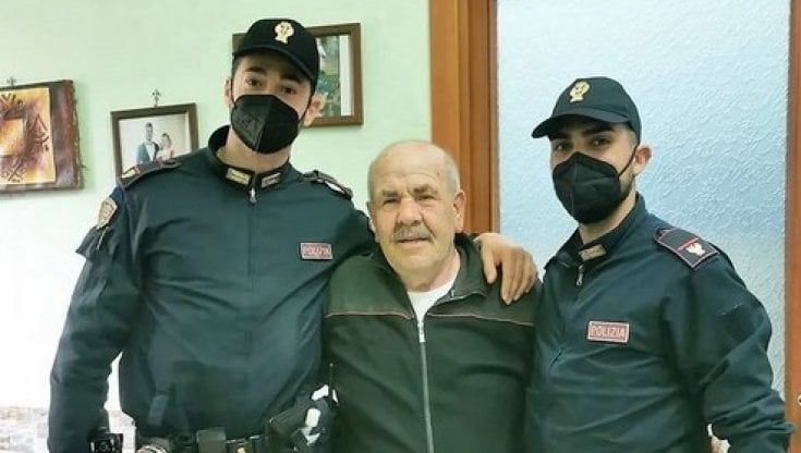 Nonno sviene in casa, il nipotino chiama la polizia e lo salva