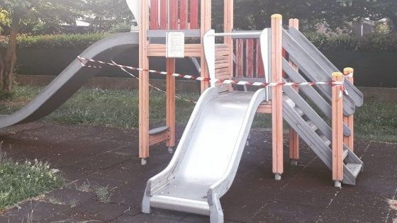 Bologna, il Comune non riapre (per ora) i giochi nei parchi