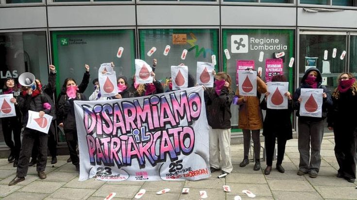 Violenza sulle donne, il flash mob di Non una di meno: “Ecco il sangue che non volete vedere”