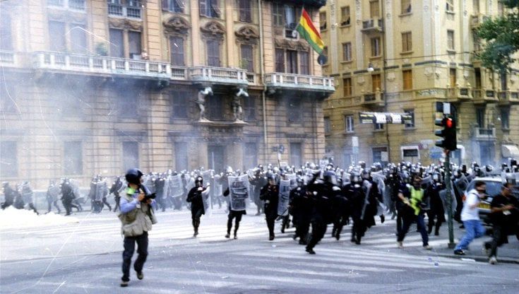 I giorni del G8. Sangue e morte nella città in gabbia