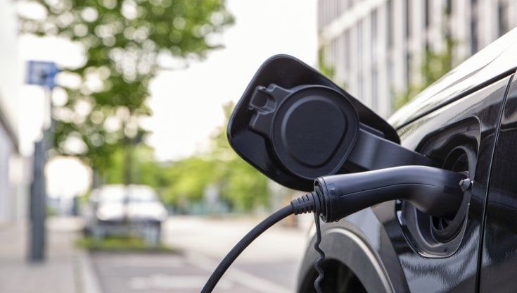 La crisi energetica mette il freno al mercato automotive, elettrico in affanno: segnali di ripresa nel 2023